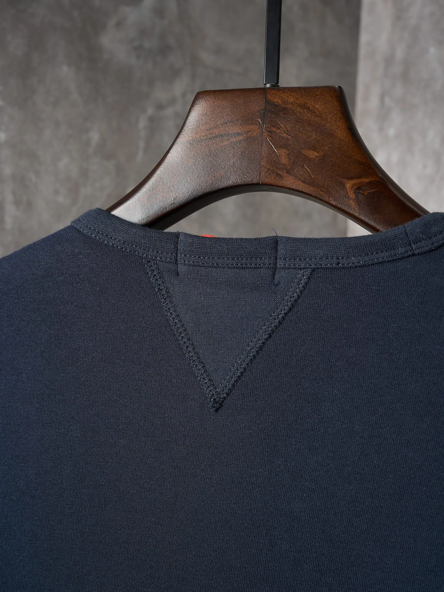 P290 Actual auction] Ralph Lauren/Ralph Lauren solid color pony logo embroidered round neck sweatshirt (navy blue) [Ready stock] S M L XL custom cloud-like honey cotton fleece sweatshirt material with delicate touch and comfortable skin fit. A touch of midnight navy blue as the main color, exquisite red pony logo embellishment, full of recognition, with an atmosphere of freedom and vitality, pure and smart color symphony, and outlines a high-end outline with extreme simplicity. Become the smart focus of vision and show your taste in silence. Use imported machine embroidery technology. Use advanced computer control system and precision mechanical components to realize the iconic pony embroidery operation. High precision. The lines are smooth and delicate. Adopt Hasuo technology. Use specific machines to sew. Hasuo has high fastness. It adds visual effects. It is time-consuming and labor-intensive. The fabrics have been washed and have a better hand feel. Not easy to deform. Not easy to shrink. Not easy to fade. Maintain long-term beauty and fit.